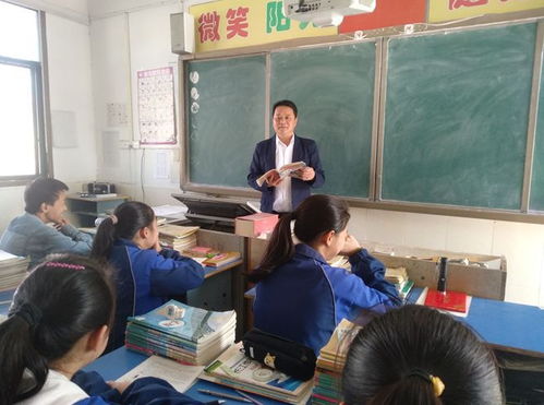 乡村教师站在教室前微笑教学