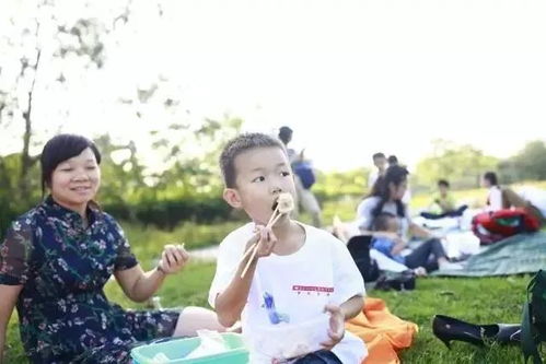 一群朋友在草地上野餐欢笑