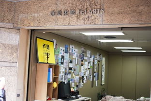 情侣在博物馆聊天