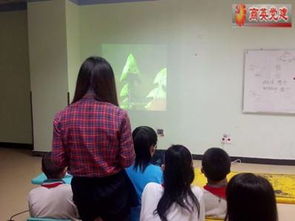 一群学生围坐在老师身边开心地笑着