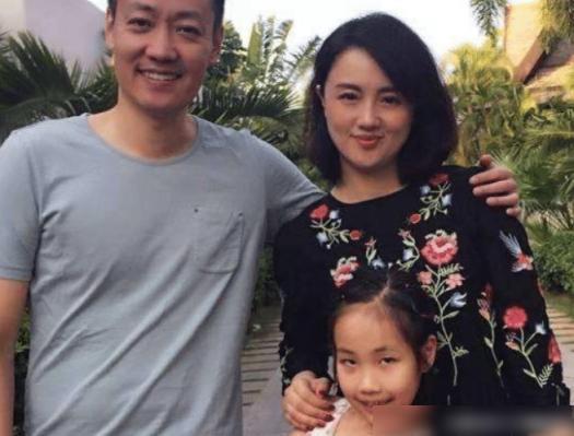 朱媛媛与辛柏青在片场认真对戏