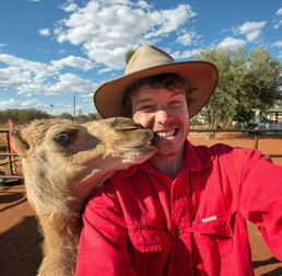 微笑自拍与奖品合影