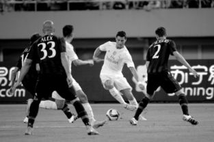 C罗在比赛中带球突破