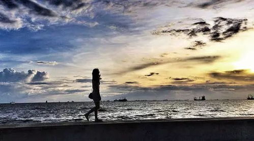 摄影师在湖边专注拍摄的背影<br><br><h2 id=