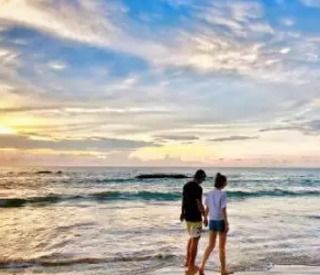 张继科与景甜海边牵手照片