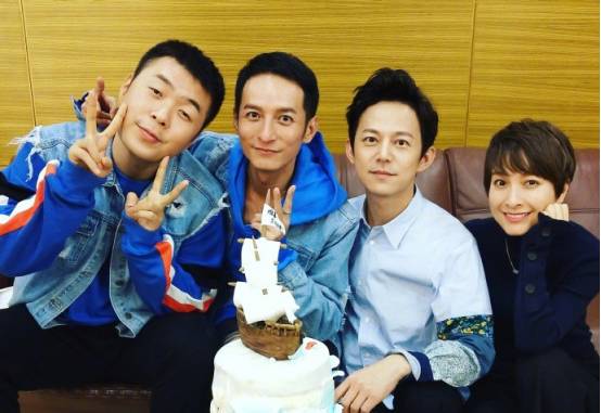 何炅51岁生日低调庆生，与男网红合影引发热议