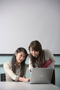 一位中年女性在电脑前认真工作