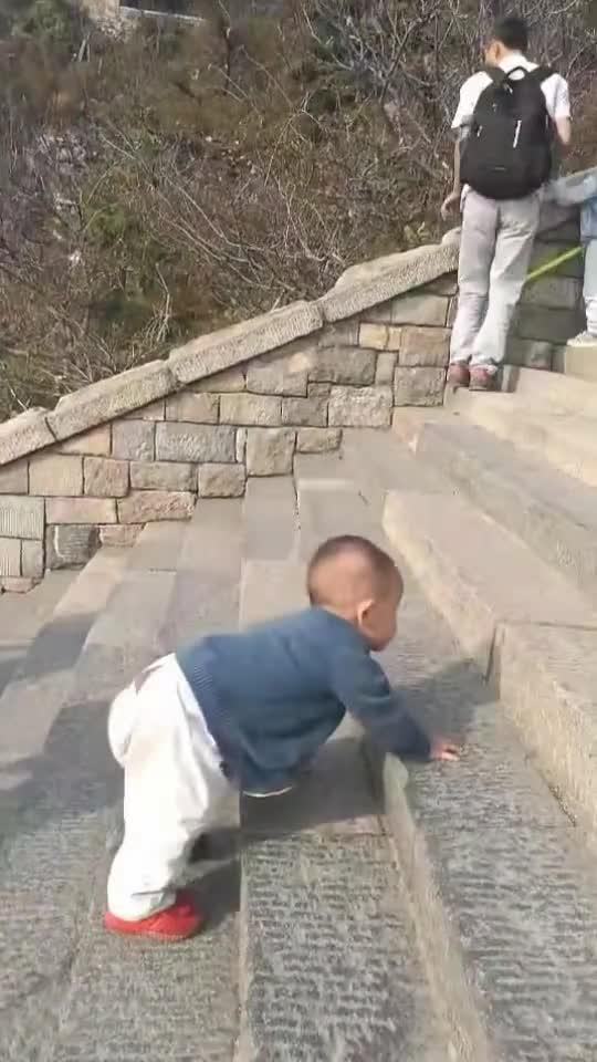 游客穿尿不湿登山