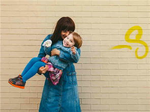 母亲与孩子在公园玩耍的照片