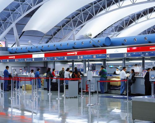 机场候机大厅旅客查看航班信息