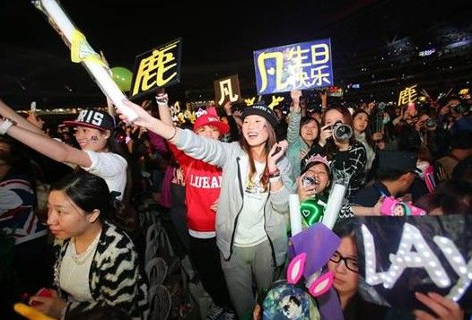 观众在演唱会现场热情互动