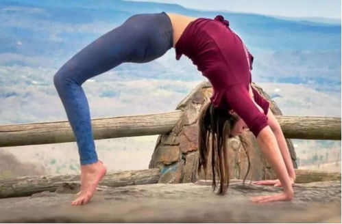 冥想者双手合十坐在蒲团上