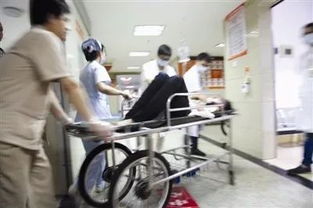 医护人员在深夜急诊室工作