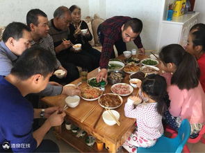 家庭聚会欢乐场景