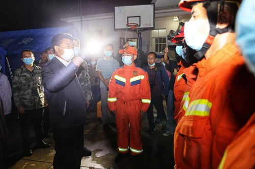 地震现场救援队伍工作画面