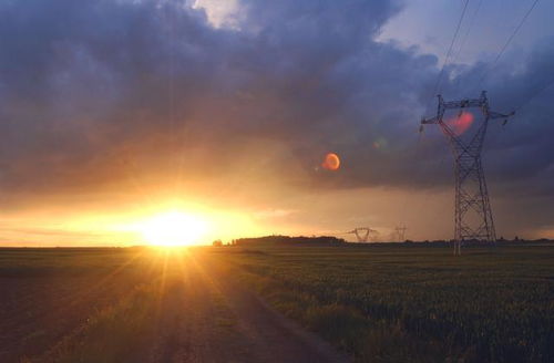 阳光穿透云层洒向大地的画面