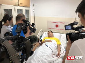 毕夏在病床上接受采访