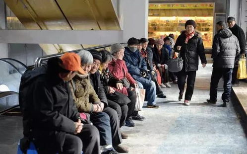 荣昌政府食堂内游客排队就餐场景