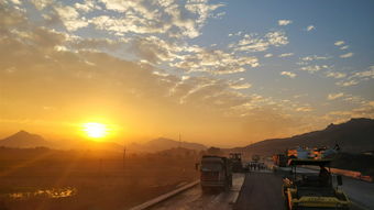 夕阳晚霞下的背影