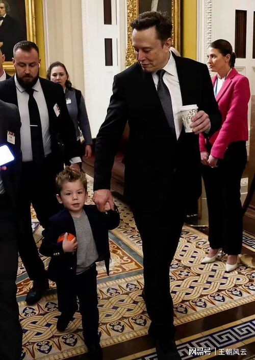马斯克肩扛儿子步入会场