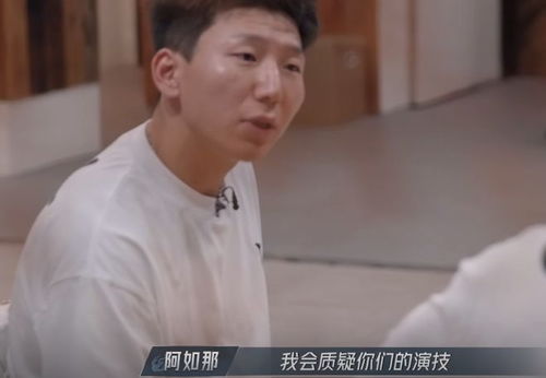 石凯在舞台上表演