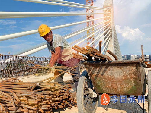 建筑工人在烈日下搬运钢筋