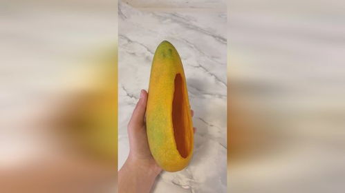 博主给公鸡穿上芒果做的“新鞋”，荒诞背后藏着城市年轻人的无奈与挣扎