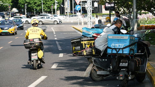 外卖骑手穿梭在城市中