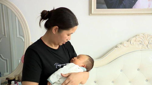 月嫂温柔照顾宝宝