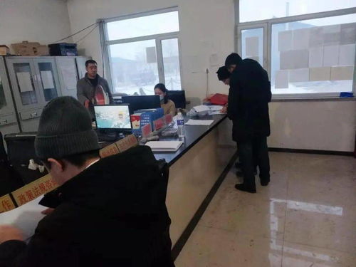 政府工作人员协助引导人流