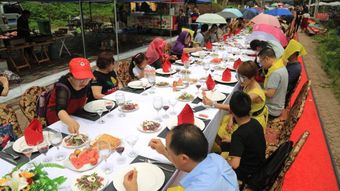 游客开心用餐场景