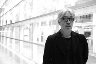 坂本龙一在森林中录音的画面