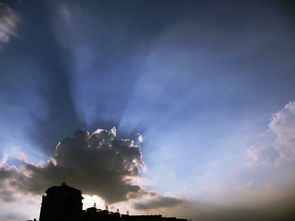 记录云朵变化的老人