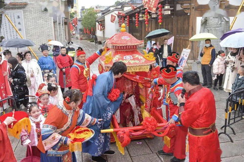 汉服迎亲队伍沿街走过