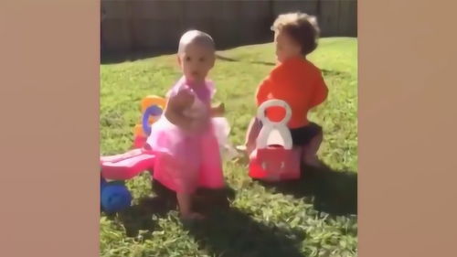 萌宝在水中玩耍