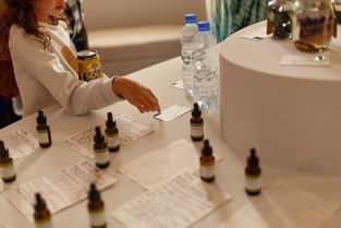 孩子在博物馆内好奇观察展品<p>当然，作为家长，确实有监护责任。但在公共空间里，博物馆也有义务做好相应的安全措施。比如设置警示标识、安排引导员、控制人流密度等。</p><p>举个例子，我之前带孩子去上海龙美术馆，他们的做法就很值得借鉴：<br><ul><li>重点展品前设有明显的“请勿触碰”提示牌；</li><li>部分区域有工作人员定点值守；</li><li>高峰时段会限制参观人数。</li></ul><p>这些看似普通的措施，其实能大大降低意外发生的概率。</p><h2 id=