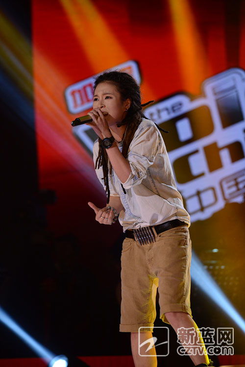 毕夏在病房中微笑