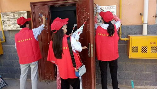身穿红马甲的社区志愿者