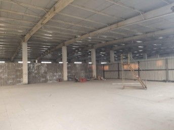 光伏组件在仓库堆积场景图