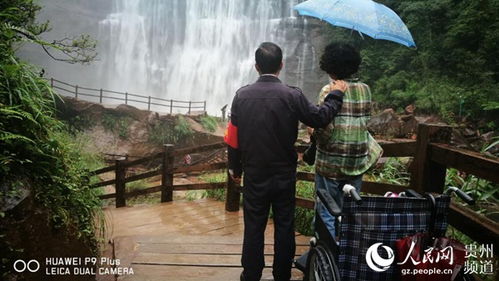 陪爬员背负受伤游客下山