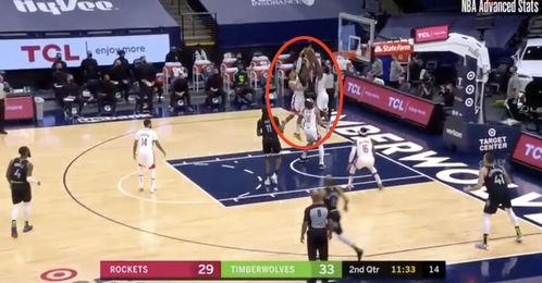 爱德华兹突破防守