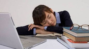 上班族在家中查看工作消息