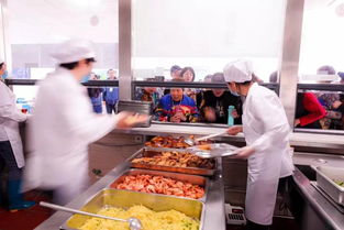 游客排队进入食堂