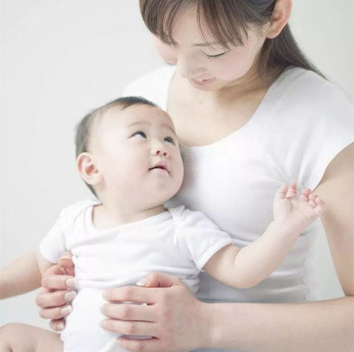 月嫂抱着宝宝流泪