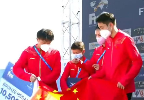 全红婵领奖台上微笑举起奖杯