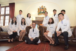 李嘉诚与港大医学院代表合影