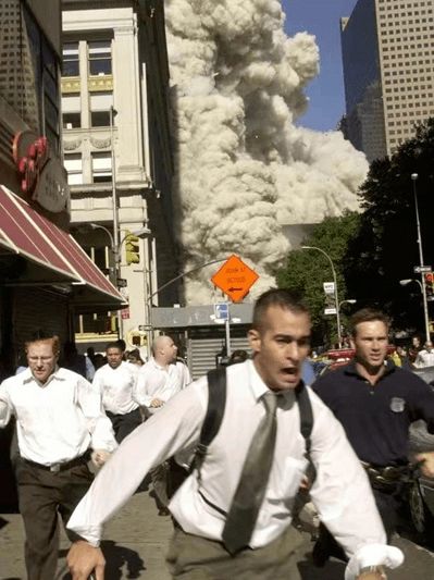 人群从饭店仓皇逃出