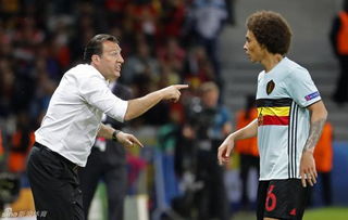 赵心童与教练交流战术