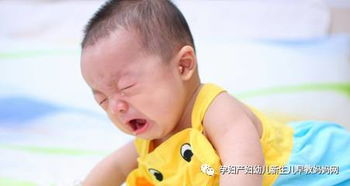 一名母亲抱着生病的孩子哭泣