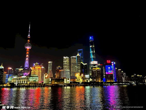 夜晚外滩江边情侣拍照留念